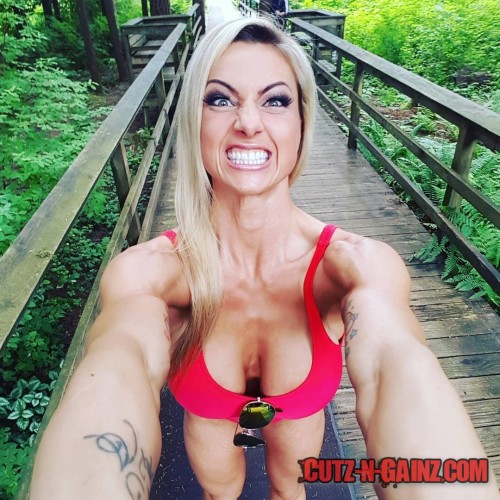 Annette Mountford (@annette_corvette), IFBB Physique Pro Bodybuilderin aus Kanada, zeigt sexy Muskeln auf Selfie