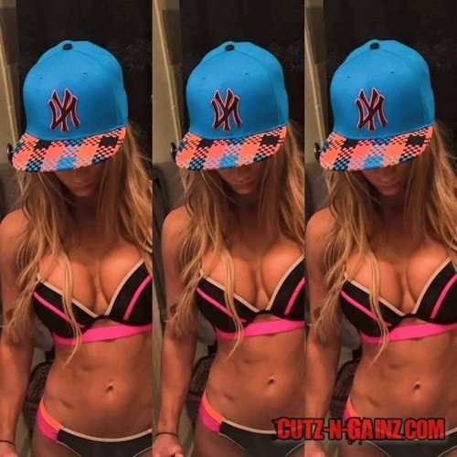 Carmella, Wrestlerin/Diva aus der Wrestling-Liga WWE, zeigt tolle Sixpack Bauchmuskeln.