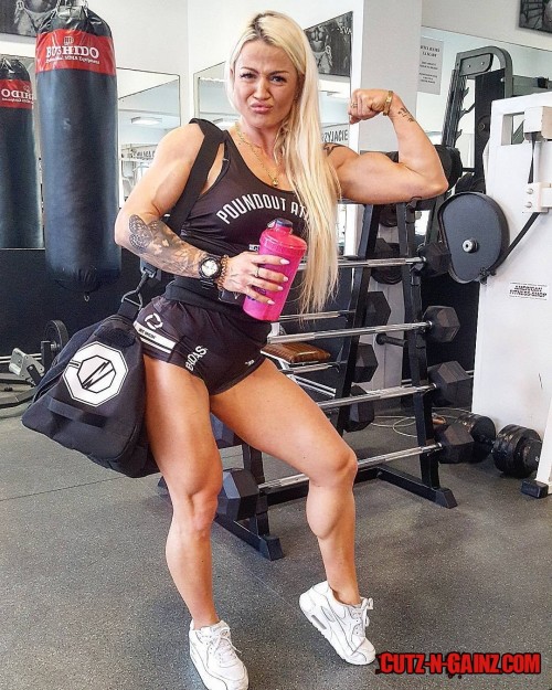 Fitnessmodel Alexandra Stasiak (@alexandra_stasiak) zeigt sexy Muskeln und Tattoos