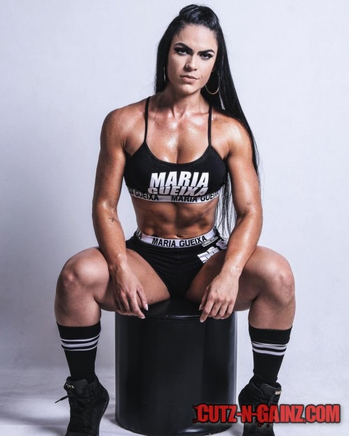 Anissa Costa (@anissacosta), IFBB Wellness Athletin aus Brasilien, zeigt starke Muskeln