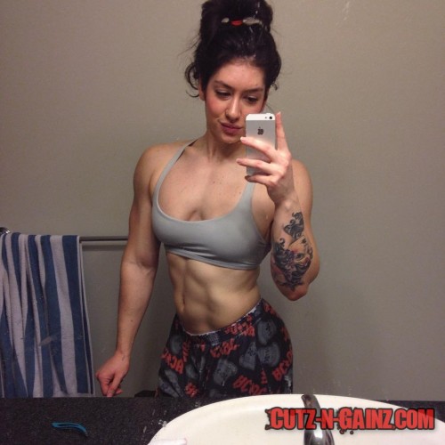 Fitnessmodel Natasha Aughey zeigt Sixpack Bauchmuskel Selfie