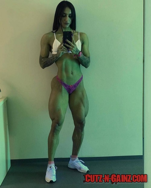 Fitnessmodel und Crossfitter Bakhar Nabieva zeigt ihre massiven Quads.
