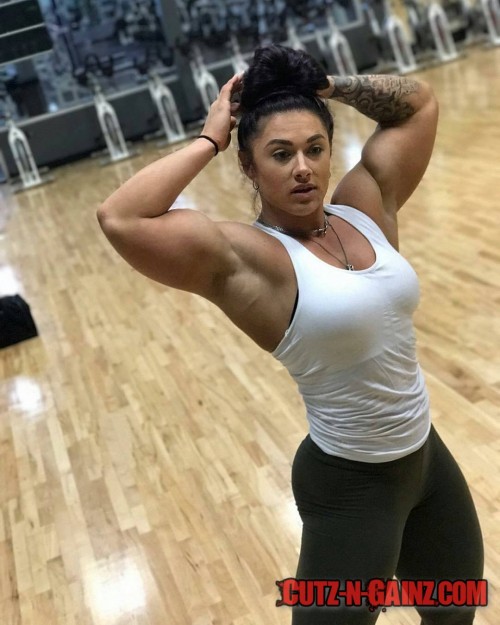 Jacqueline Hickerson (@beastbuns), Bodybuilderin aus den USA mit deutsch-belgischen Wurzeln, flext die Bizeps und zeigt ihre massiven Muskeln