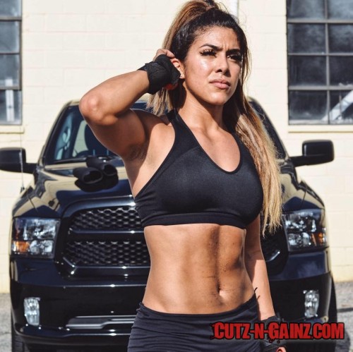 Fitnessmodel Heba Ali zeigt Muskeln beim Workout