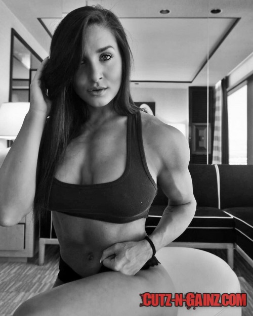 Fitnessmodel Emeri Connery zeigt sexy Muskeln