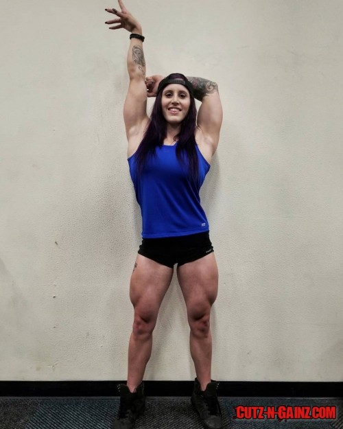 Sky Kinsman aka Sky Kinz (@skykinz), Fitnessmodel und Powerlifter aus den USA, zeigt massive Quads