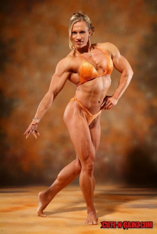 Bodybuilderin Sibylle Elefteriadis, Ehefrau des ehemaligen IFBB Profibodybuilders Johannes Elefteriadis, zeigt massive Muskeln