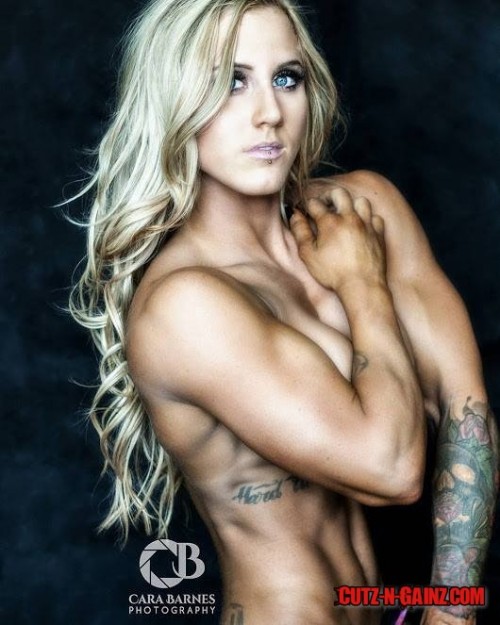 Fitnessmodel und Powerlifter Sky Kynz (Kinzman) zeigt sexy Muskeln und Tattoos