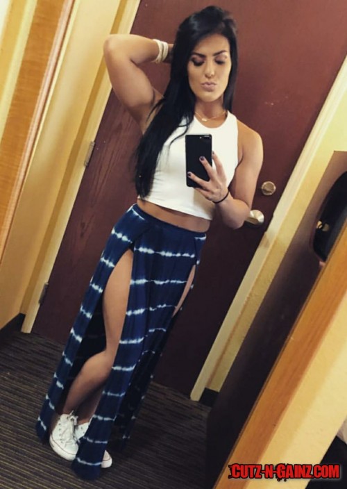 WWE/NXT Wrestlerin/Diva Tessa Blanchard, Tochter von Wrestling-Legende und Four Horsemen Tully Blanchard, zeigt tollen Body auf diesem Selfie