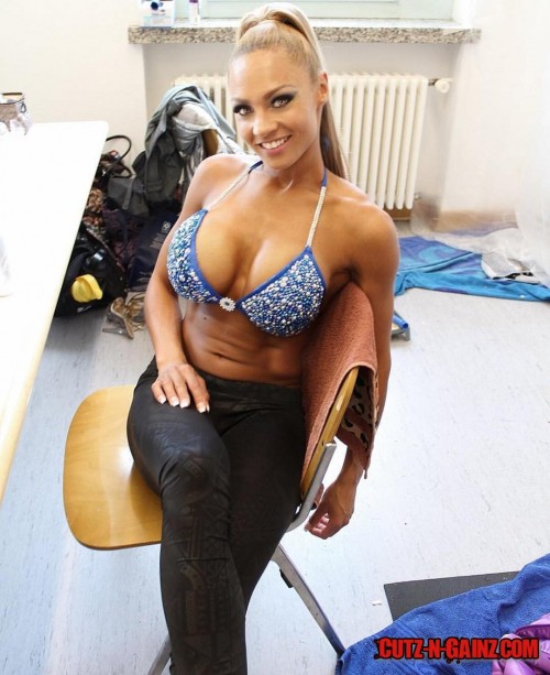 Fitnessmodel Ramona Valerie Alb zeigt sexy Bikinifigur