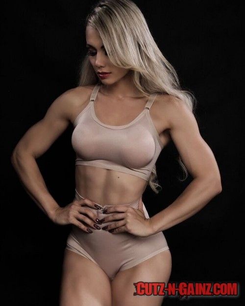 Vivi Winkler (@viviwinklerwellness), Fitnessmodel aus Brasilien, zeigt sexy Muskeln in Lingerie