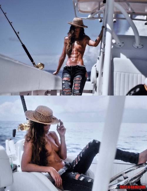 Sexy Fitnessmodel Valentina Lequeux zeigt sich oben ohne beim Ausflug auf einer Yacht