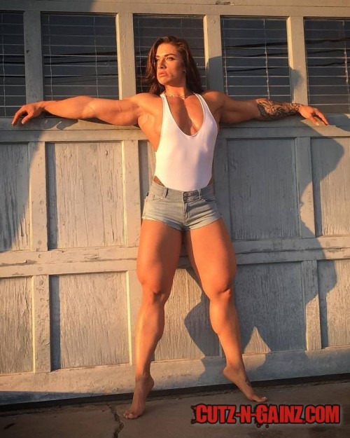 Bodybuilderin Jacquelin Hickerson (@beastbuns) zeigt sexy Muskeln und massive Quads.