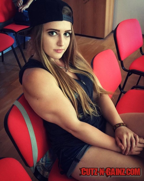 Die Muskelbarbie Julia Vins (@julia_vins), Bodybuilderin aus England, zeigt trotz jungen Alters (*1996) massive Muskeln.