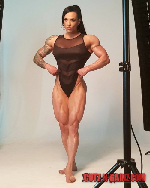 Laura Pintado Chinchilla, Physique Bodybuilderin aus Spanien, zeigt sexy Muskeln und Tattoos sowie massive Quads