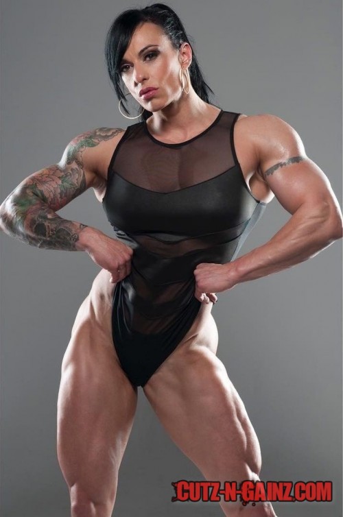 Physique Pro Laura Pintado Chinchilla aus Spanien zeigt sexy Muskeln und Tattoos