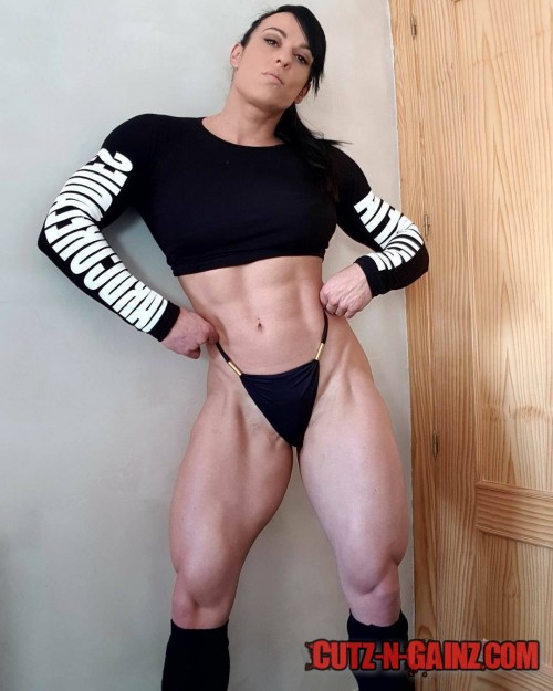 Laura Pintado Chinchilla, IFBB Physique Bodybuilderin, zeigt massive Quads und sexy Bauchmuskeln