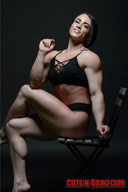 Lauren Martin Stow (@laurenforshehulk), Fitnessmodel, zeigt sexy Muskeln