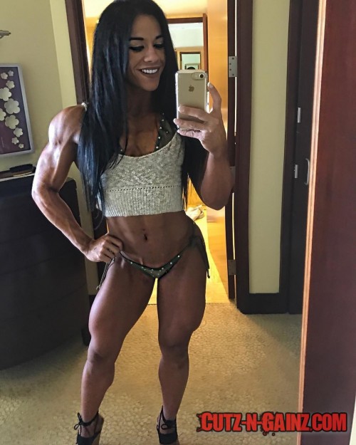 Victoria Puentes (@vpuentes) ist ein amerikanisches Fitnessmodel. Auf diesem Selfie zeigt sie ihre massiven Muskeln und Quads.